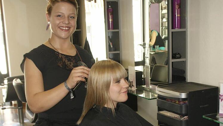 Im Salon von Petras Hußlein in Haßfurt hat Annalena Große gelernt. Sie ist Innungsbeste bei den Friseuren geworden. Fotos: Sabine Weinbeer