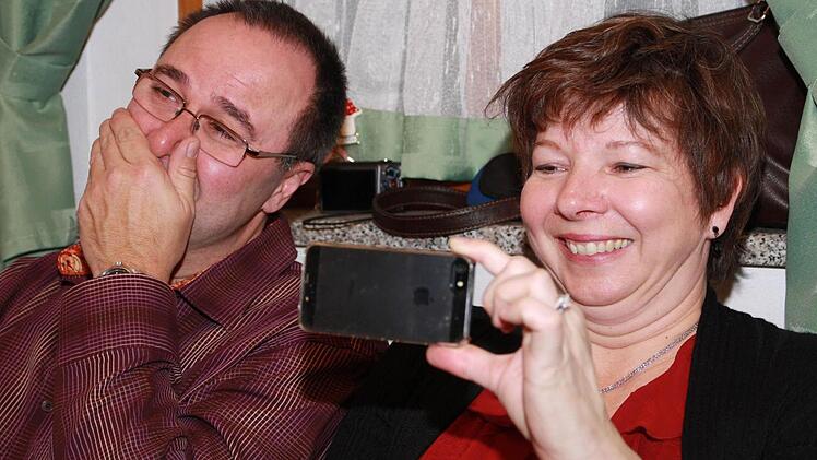 Die Überraschung ist gelungen: Richard Bosmann und seine Frau Debbie ahnen nicht, was bei der Jubiläums-Silvesterfeier auf sie zukommt.