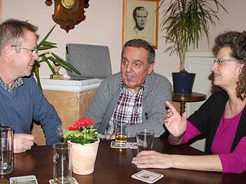 Lebhafte Unterhaltung über die Zukunft des Forums: Noch-Vorsitzender Adolf Dörflinger, Alfred Kötzner und Karin Ott. Foto: Ulrike Müller