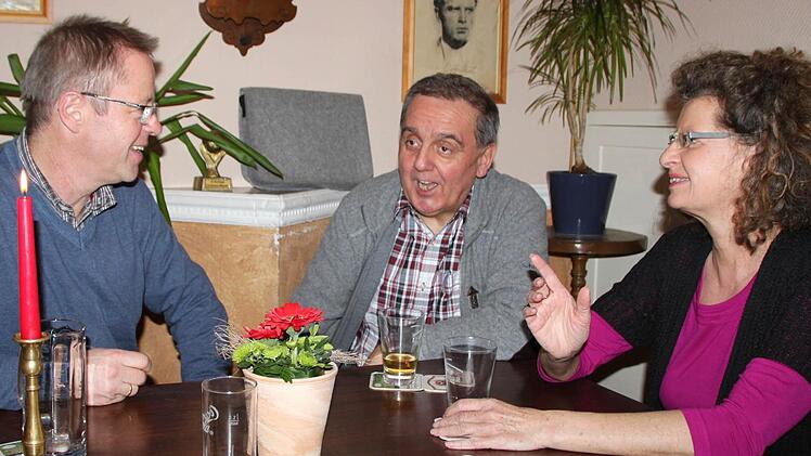 Lebhafte Unterhaltung über die Zukunft des Forums: Noch-Vorsitzender Adolf Dörflinger, Alfred Kötzner und Karin Ott. Foto: Ulrike Müller