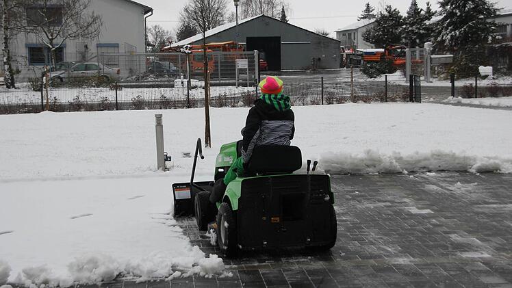 Da macht das Schneeräumen Spaß: Jonas befreit das Gelände einer Zahnarztpraxis in Zeil vom Schnee - mit Motorhilfe. Im Hintergrund ist die Straßenmeisterei zu sehen, deren Mitarbeiter schon während der Nacht die Bundes- und Staatsstraßen im Landkreis geräumt haben. Foto: Klaus Schmitt