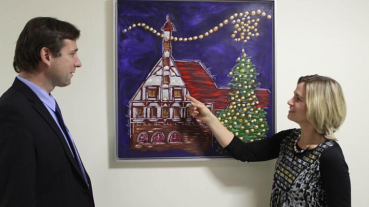 Christina Barth mit Landrat Hermann Ulm vor einem Bild des Forchheimer Rathauses Foto: fra-press