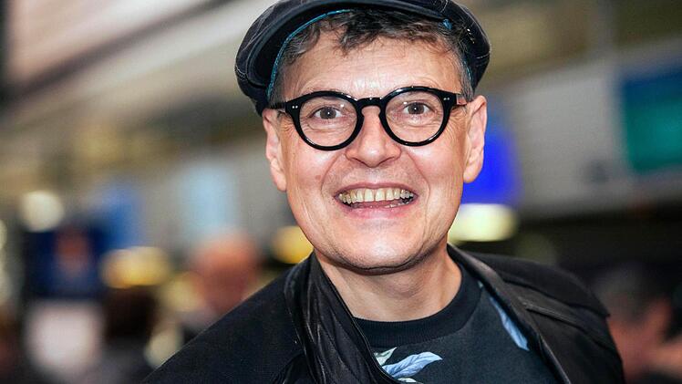 Casting Director Rolf Scheider bei der Abreise der Dschungelcamp-Kandidaten der Reality-TV-Show von RTL "Ich bin ein Star - Holt mich hier raus" nach Australien am 11.01.2015 auf dem Flughafen von Frankfurt am Main. Foto: Uwe Geisler/dpa