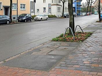 Im Vordergrund der Stein des Anstoßes: Für den Parküberwachungsdienst (Püd) ist dies eindeutig kein Parkplatz. Foto: Robert Wagner