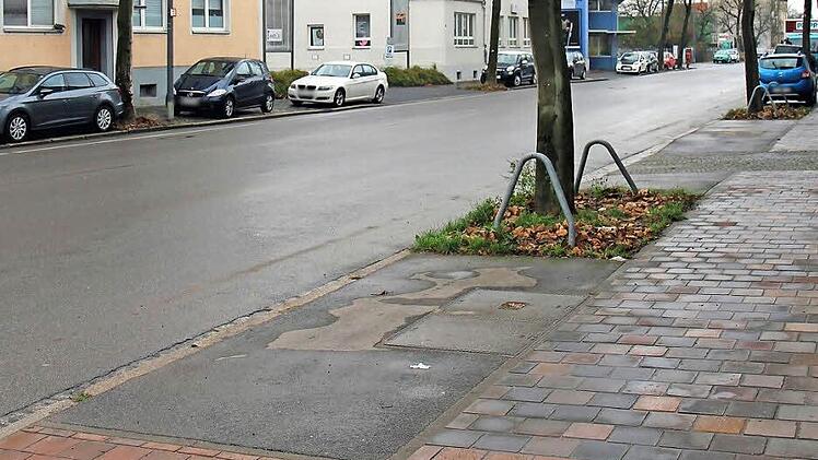 Im Vordergrund der Stein des Anstoßes: Für den Parküberwachungsdienst (Püd) ist dies eindeutig kein Parkplatz. Foto: Robert Wagner