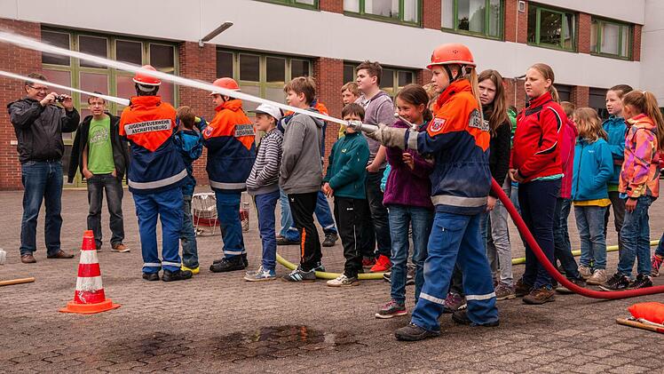 Die Ministranten besuchten während ihres Zeltlagers die Berufsfeuerwehr in Aschaffenburg.  Foto: Doris Bauer