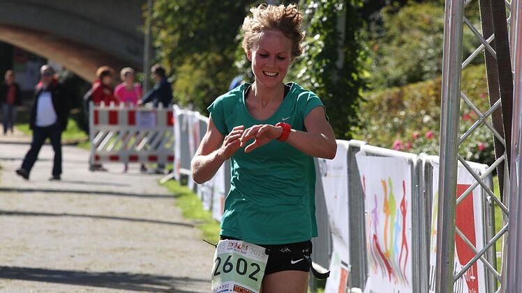 Raphaela Schmitten (2602) aus Würzburg gewann in Bad Kissingen den Halbmarathon der Frauen.