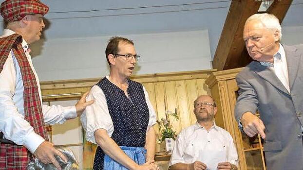 Esmirelda (Roland Höhr) ist enttarnt. Klaus (Helmut Fischer) und Jens (Paul Neumeister, hinten) kennen keine Gnade. Foto: Klaus Gagel