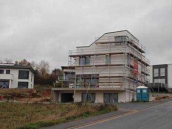 Dieser kritisierte Neubau in Höchstadt entspricht dem Bebauungsplan. Foto: Andreas Dorsch