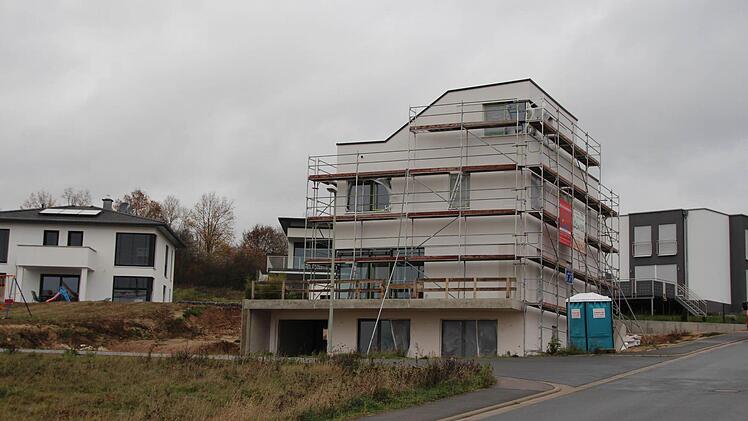 Dieser kritisierte Neubau in Höchstadt entspricht dem Bebauungsplan. Foto: Andreas Dorsch