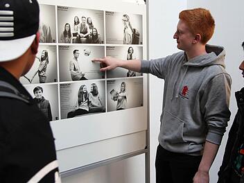Nico (16 Jahre, in der Mitte) erklärt Ubaidullah (15 Jahre, rechts) und einem weiteren Freund, wie unterschiedlich und vielfältig der Begriff Heimat sein kann.  Foto: Mariell Dörrschmidt