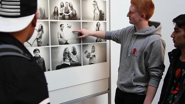 Nico (16 Jahre, in der Mitte) erklärt Ubaidullah (15 Jahre, rechts) und einem weiteren Freund, wie unterschiedlich und vielfältig der Begriff Heimat sein kann.  Foto: Mariell Dörrschmidt