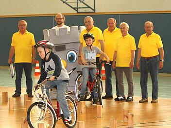 Seit vielen Jahren führt der MSC Eltmann mit (von links) Peter Paha, Klassenlehrer Christian Terwart, 2. Vors. Jürgen Kolbert, Horst Urban, Organisator Erich Klarmann und Konrad Graser dieses Turnier durch; vorne Carl Patrick Muse (links) in der S-Gasse und rechts Max Goblitschke.