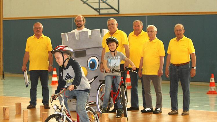 Seit vielen Jahren führt der MSC Eltmann mit (von links) Peter Paha, Klassenlehrer Christian Terwart, 2. Vors. Jürgen Kolbert, Horst Urban, Organisator Erich Klarmann und Konrad Graser dieses Turnier durch; vorne Carl Patrick Muse (links) in der S-Gasse und rechts Max Goblitschke.