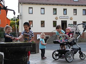 Geroda altert? Das mag ja sein. Sophia (von links), Joscha, Lena, Finja und die kleine Mia sind das beste Beispiel dafür, dass es im Markt aber auch Nachwuchs gibt - und zwar ziemlich lebhaften. Außerdem gilt der Zusammenhalt im Ort als ausgeprägt. Foto:  Ulrike Müller