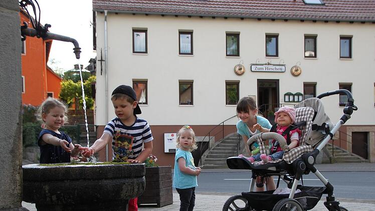 Geroda altert? Das mag ja sein. Sophia (von links), Joscha, Lena, Finja und die kleine Mia sind das beste Beispiel dafür, dass es im Markt aber auch Nachwuchs gibt - und zwar ziemlich lebhaften. Außerdem gilt der Zusammenhalt im Ort als ausgeprägt. Foto:  Ulrike Müller