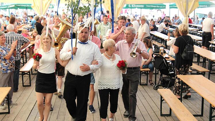 Einzug der Ortburschen und Madle nach dem Betz´n raustanzen  Fotos: Richard Sänger