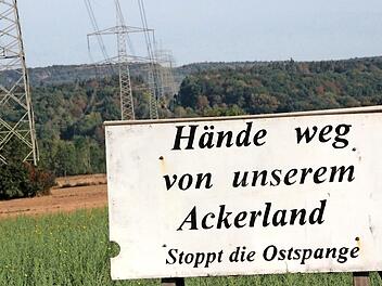 An der geplanten Talquerung, zwischen dem Wiesenthauer Bahnhof und Reuth, demonstrieren Landwirte unübersehbar, was sie von der Ostspange halten.  Foto: Andreas Oswald