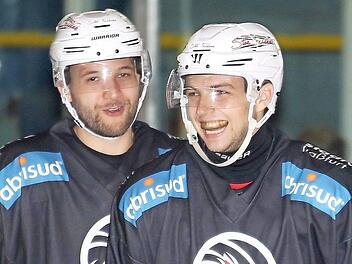 Ob sie nach den Vorbereitungsspielen 3 und 4 bei den "Mighty Dogs" in Schweinfurt (Freitag, 20 Uhr) sowie gegen die Kissinger Wölfe" (Sonntag, 18 Uhr) auch noch so strahlen? Marvin Deske (links) und Jan Trübenekr freuen sich auf die unterfränkischen Derbys. Foto: Ralf Naumann