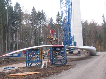 Die Rotorblätter für die Windkraftanlagen werden derzeit angeliefert.  Fotos: Hilmar Ruppert