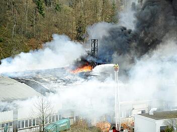 Eine dicke Rauchwolke stieg über die Firmengebäude auf. Fotos: Feuerwehr Tettau/Veronika Schadeck (3)