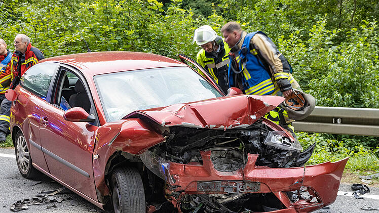 Ebermannstadt: schwerer Unfall auf Staatsstra&szlig;e 2260