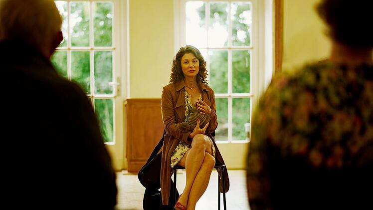 Die bindungss&uuml;chtige Katrin Sommer (Cordelia Wege), bekannt aus dem ersten Film, besucht eine Gruppentherapie.