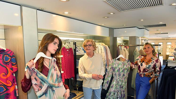 Bord-Stylistin Vera (Evelyn Burdecki, rechts) ber&auml;t Evelyn (Saskia Vester, Mitte) und Ronja (Rosa von Lobenstein) bei der Kleiderwahl.