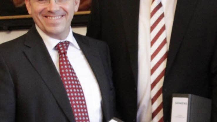 Heinz Mayer (l) und Thorsten Kuhfeld nahmen die genehmigten Pläne in Empfang.  Foto: Josef Hofbauer