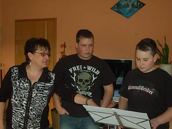 "Seßlach Helau" - Hilde Brasch ist sehr zufrieden mit dem, was ihre beiden Söhne, Manuel und Niklas (von links) für die morgige Premiere der Seßlacher Faschingssitzung einstudiert haben. Foto: Gabi Arnold