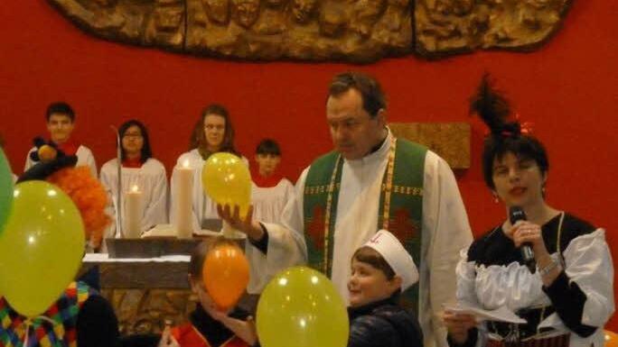 Buntes Treiben herrschte während des Gottesdienstes um den Altar mit Pfarrer Mathias Rusin (Mitte) und Karin Kunzelmann (rechts) vom Team der Kinderkirche. Foto: may