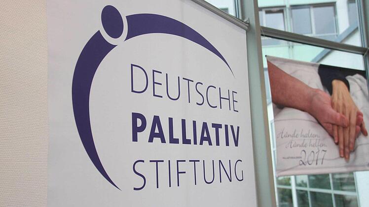 Die Deutsche Palliativstiftung stellt Fotografien ihres Jahreskalenders in der Capio Franz von Prümmer Klinik aus - und will damit ein Tabu aufbrechen. Foto: Carmen Schmitt