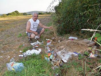 Benno Keßler hat am Wochenende diesen Müllhaufen am Rande seines Feldes auf dem Mühlberg entdeckt. Wer diesen abgeladen hat, weiß er nicht. Allerdings haben die Verursacher versucht, den Haufen mit Gras abzudecken.  Foto: Kathrin Kupka-Hahn