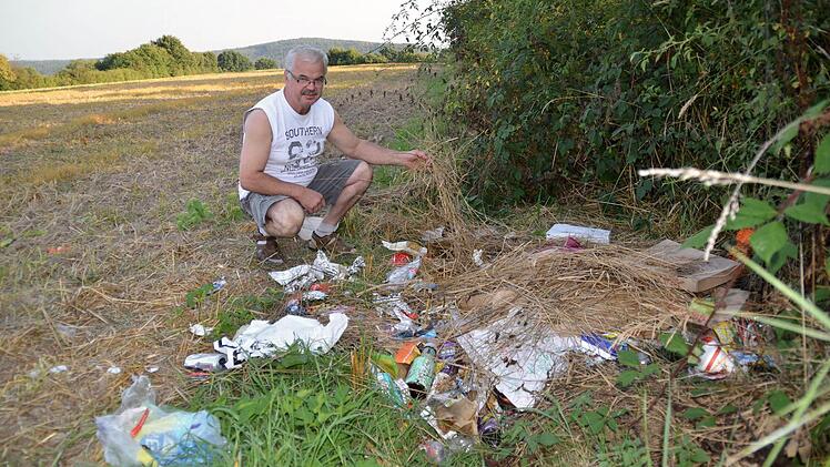 Benno Keßler hat am Wochenende diesen Müllhaufen am Rande seines Feldes auf dem Mühlberg entdeckt. Wer diesen abgeladen hat, weiß er nicht. Allerdings haben die Verursacher versucht, den Haufen mit Gras abzudecken.  Foto: Kathrin Kupka-Hahn
