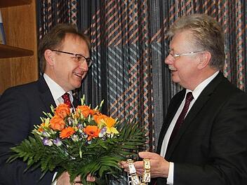 Der neue Bürgermeister Bernd Rebhan (links) übernimmt die Bürgermeisterkette von seinem Vorgänger Herbert Schneider. Foto: Veronika Schadeck