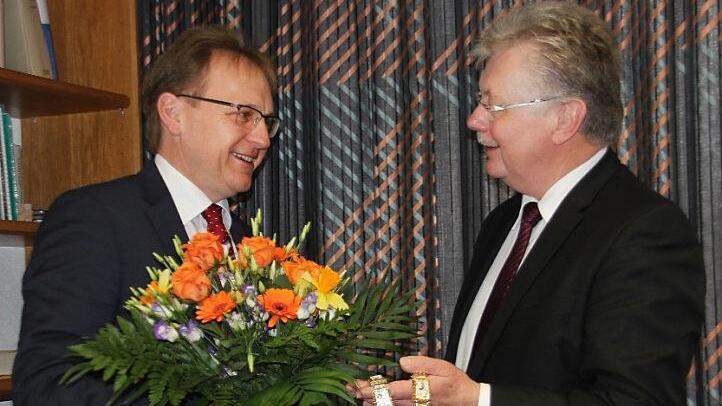 Der neue Bürgermeister Bernd Rebhan (links) übernimmt die Bürgermeisterkette von seinem Vorgänger Herbert Schneider. Foto: Veronika Schadeck
