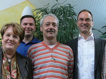 Ulrich Vogt (3., von links) in den Ruhestand verabschiedeten (von links) Bad Brückenaus Bürgermeisterin Brigitte Meyerdierks, der Betriebsratsvorsitzende Marco Leitsch, der Geschäftsführer der Stadtwerke Bad Brückenau GmbH Michael Garhamer und der Abwassermeister Horst Steinhoff.  Foto: Günter Schneider