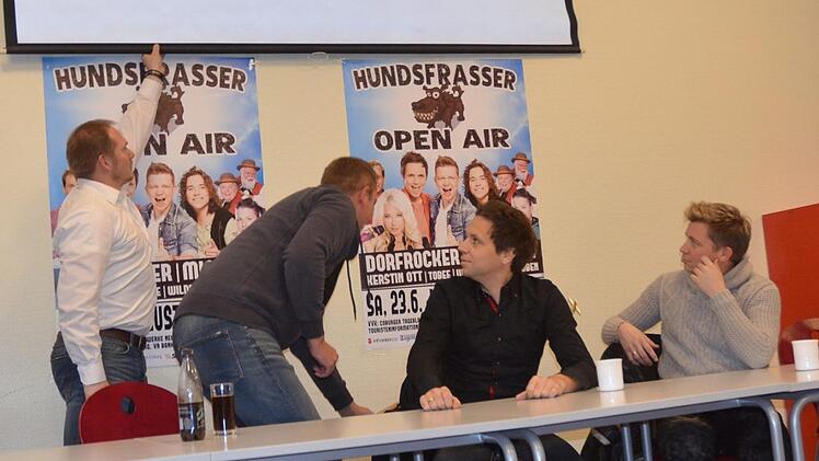 Endhüllung der Plakate für das erste "Hundsfrasser Open Air" auf dem Neustadter Schützenplatz (von links): André Röttger, Bastian Schober und die Dorfrocker Markus, Tobias und Philipp Thomann