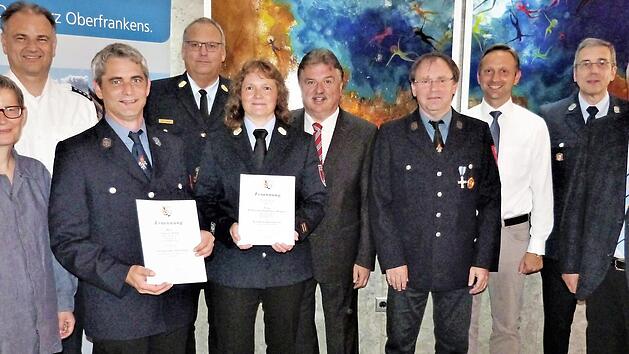 Kreisbrandrat Stefan H&auml;rtlein stellte Andrea Pfadenhauer-Wagner als Kreisbrandmeisterin und Pfarrer Ulrich Jobst als neuen Notfallseelsorger vor. Im Bild (von links) Pfarrerin Claudia Jobst, Polizeiinspektionsleiter Peter H&uuml;bner, Ulrich Jobst, Kreisbrandrat Stefan H&auml;rtlein, Andrea Pfadenhauer-Wagner, Landrat Klaus Peter S&ouml;llner, Helmut Wagner, B&uuml;rgermeister Robert Bosch, Pfarrer Michael Sch&auml;fer und Sachgebietsleiter Erwin Burger vom Landratsamt Fotos: Werner Rei&szlig;aus