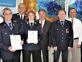 Kreisbrandrat Stefan Härtlein stellte Andrea Pfadenhauer-Wagner als Kreisbrandmeisterin und Pfarrer Ulrich Jobst als neuen Notfallseelsorger vor. Im Bild (von links) Pfarrerin Claudia Jobst, Polizeiinspektionsleiter Peter Hübner, Ulrich Jobst, Kreisbrandrat Stefan Härtlein, Andrea Pfadenhauer-Wagner, Landrat Klaus Peter Söllner, Helmut Wagner, Bürgermeister Robert Bosch, Pfarrer Michael Schäfer und Sachgebietsleiter Erwin Burger vom Landratsamt Fotos: Werner Reißaus