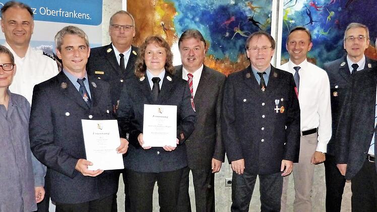 Kreisbrandrat Stefan Härtlein stellte Andrea Pfadenhauer-Wagner als Kreisbrandmeisterin und Pfarrer Ulrich Jobst als neuen Notfallseelsorger vor. Im Bild (von links) Pfarrerin Claudia Jobst, Polizeiinspektionsleiter Peter Hübner, Ulrich Jobst, Kreisbrandrat Stefan Härtlein, Andrea Pfadenhauer-Wagner, Landrat Klaus Peter Söllner, Helmut Wagner, Bürgermeister Robert Bosch, Pfarrer Michael Schäfer und Sachgebietsleiter Erwin Burger vom Landratsamt Fotos: Werner Reißaus