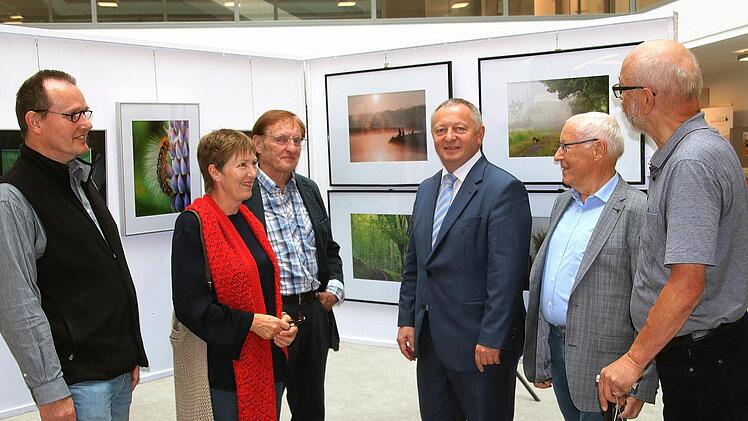 Landrat Thomas Bold (dritter von rechts) eröffnete im Lichthof des  Landratsamtes eine Fotoausstellung mit 90 Bildern des Fotokreises Rhönklub  Münnerstadt. Von links nach rechts die Fotografinnen und Fotografen: Gernot  Wetzels, Ilse Schwarz, Dr. Johannes Becker und Dieter Britz. Es fehlen  Lothar Nöth und Martin Nöth Foto: Annemarie Britz