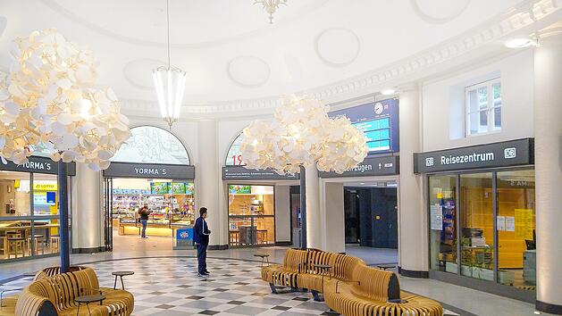 Barrierefrei über eine lange Rampe geht es in Coburg in die renovierte Wartehalle mit zahlreichen Sitzgelegenheiten, Bahnhofsbuchhandlung, Einkaufsbereich, Info-Schalter und EC-Geldautomat. Alle Bahnsteige sind per Fahrstuhl erreichbar.