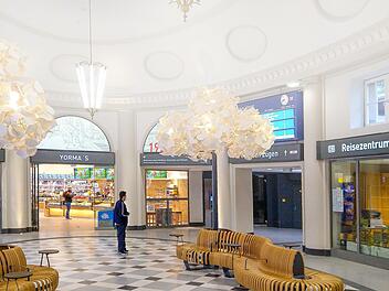 Barrierefrei über eine lange Rampe geht es in Coburg in die renovierte Wartehalle mit zahlreichen Sitzgelegenheiten, Bahnhofsbuchhandlung, Einkaufsbereich, Info-Schalter und EC-Geldautomat. Alle Bahnsteige sind per Fahrstuhl erreichbar.