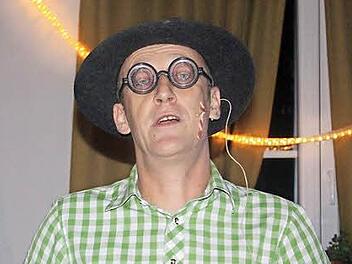 Auch die Optik muss passen, wenn Hans-Jürgen Raber das Lied "Steht ein Birnbaum in der Au" singt. Foto: Sonja Werner