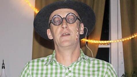 Auch die Optik muss passen, wenn Hans-Jürgen Raber das Lied "Steht ein Birnbaum in der Au" singt. Foto: Sonja Werner