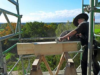 Auf dem Kirchturm wird gesägt.  Foto: privat