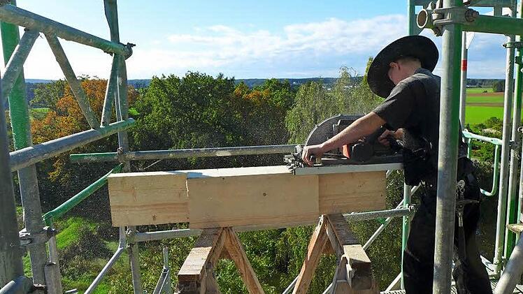 Auf dem Kirchturm wird gesägt.  Foto: privat
