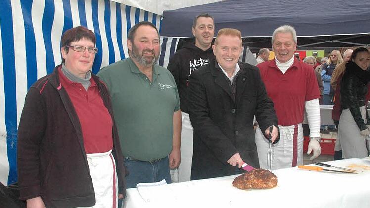 Beim Spießbratenanschnitt (v.l.): Sandra und Matthias Hahn, Ronald Mazkiw), Bürgermeister Matthias Klement und Armin Frank.