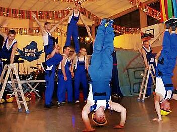 Für Stimmung sorgten die Bauarbeiter des Männerballetts beim Fasching in Arnshausen.  Foto: Atzler